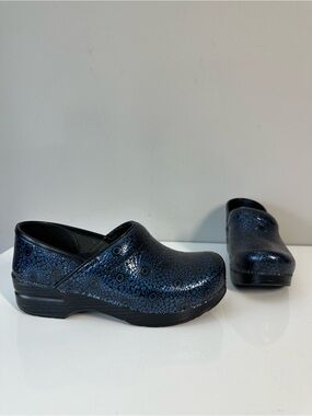 Dansko Professional Navy Medallion Clogs Size 39(8.5-9)